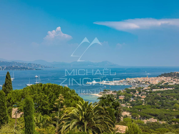 Panoramic view of the sea and the village of Saint-Tropez from Gassin.