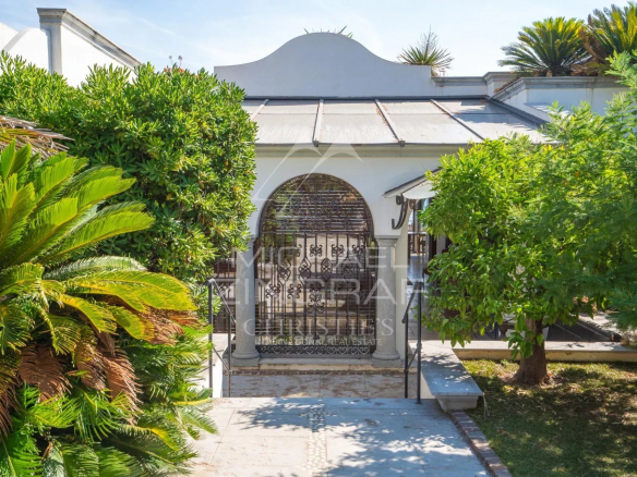 Entrance to a villa in Sainte-Maxime with a green garden and Mediterranean architecture.