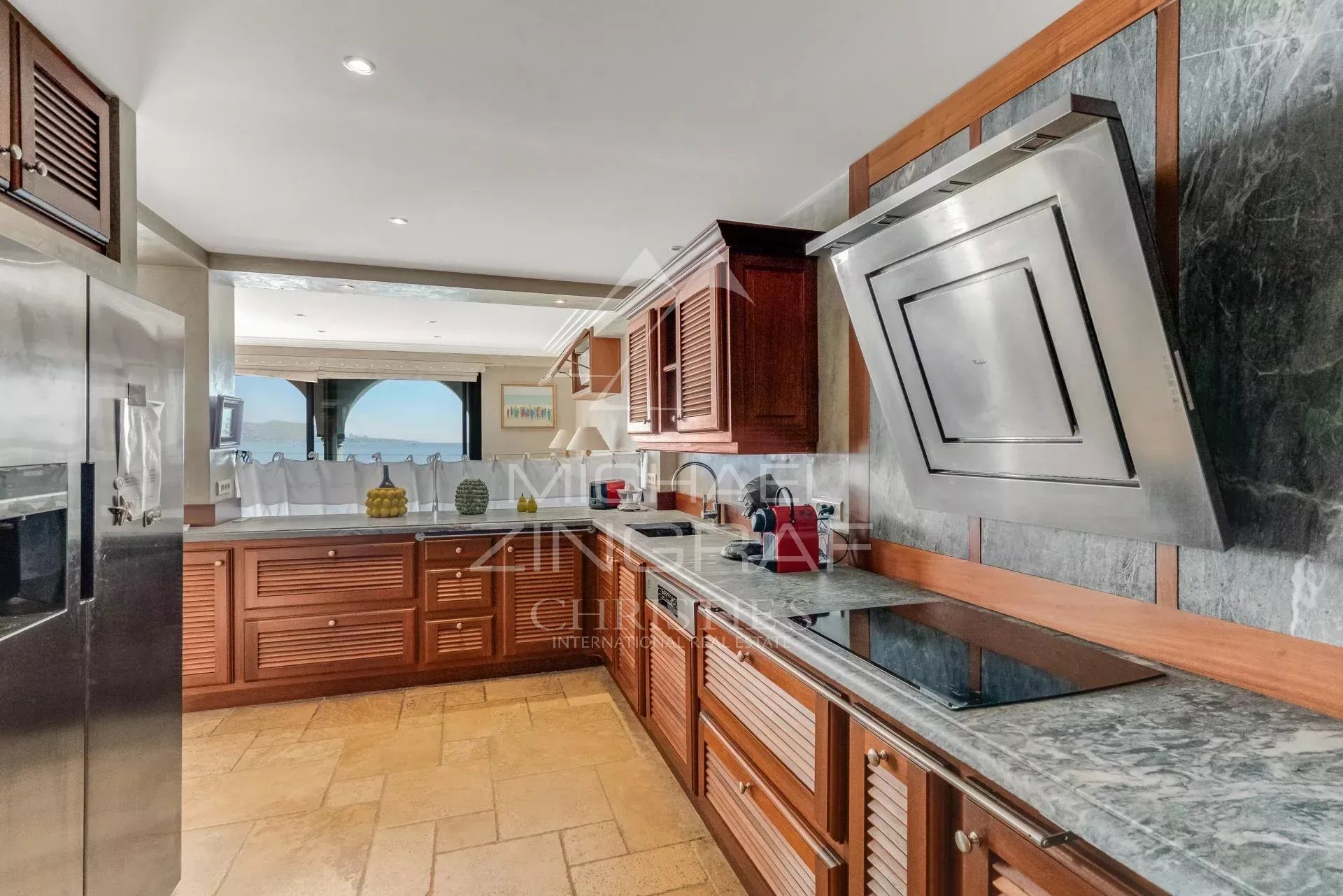 Villa kitchen in Sainte-Maxime Modern kitchen with marble worktop and high-end appliances in a villa in Sainte-Maxime.