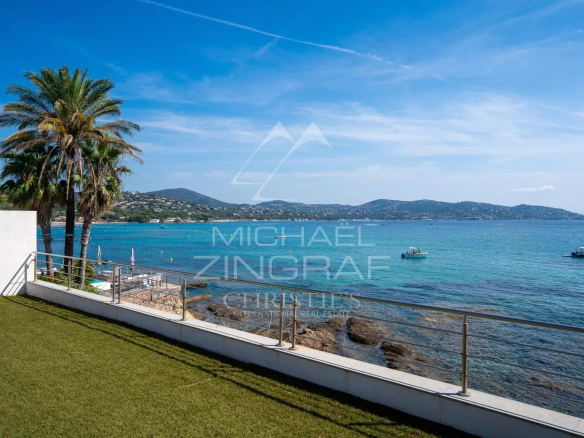 Sea view from a villa in Sainte-Maxime with palm trees and boats in the distance.