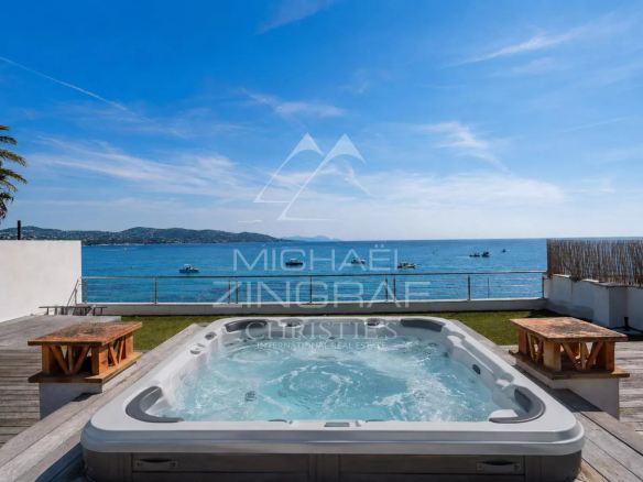 Jacuzzi with sea view in Sainte-Maxime, by the sea.