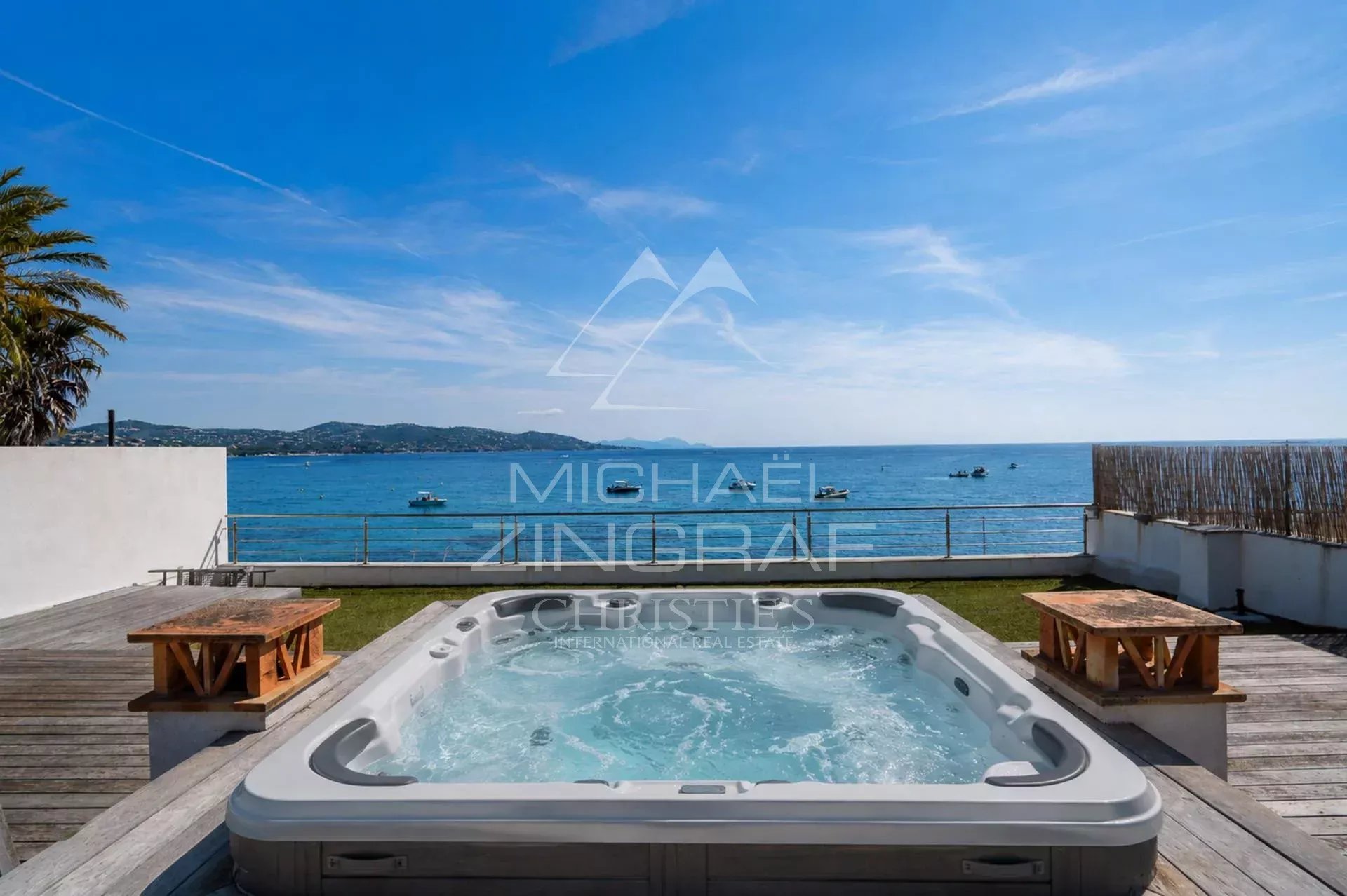 Waterfront villa in Sainte-Maxime Jacuzzi with sea view in Sainte-Maxime, by the sea.
