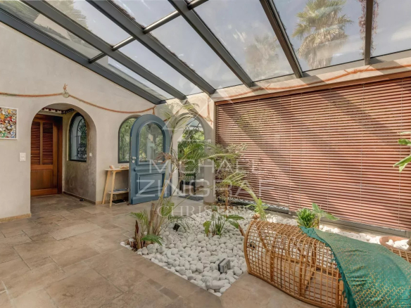 Interior of a villa in Sainte-Maxime with a bright space and plants.