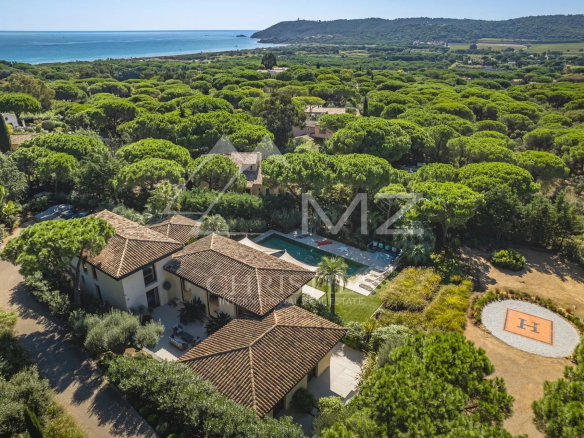 Aerial view of a contemporary villa in Ramatuelle, near the Pampelonne beaches, surrounded by greenery.