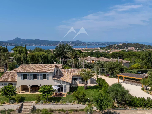 Vue aérienne d'une villa de prestige à Saint-Tropez, entourée de verdure et avec vue sur la mer.