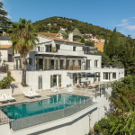 Villa au design italien et danois en parfaite harmonie – Vues sur la mer, la piscine et les montagnes