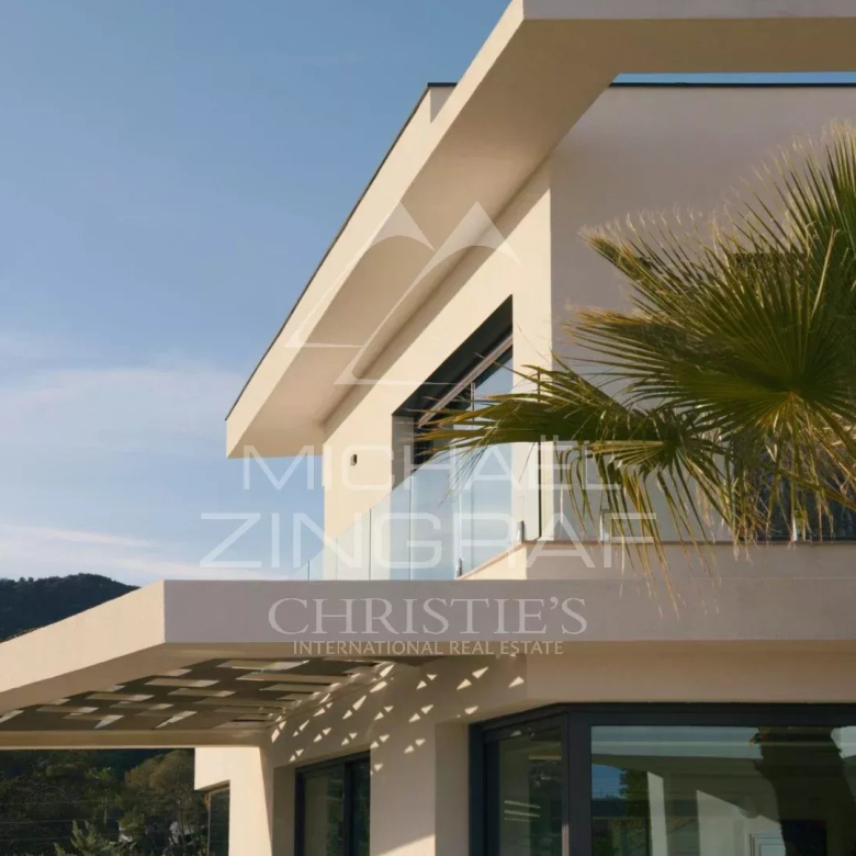 Exceptional villa overlooking Saint-Jean Cap Ferrat with services