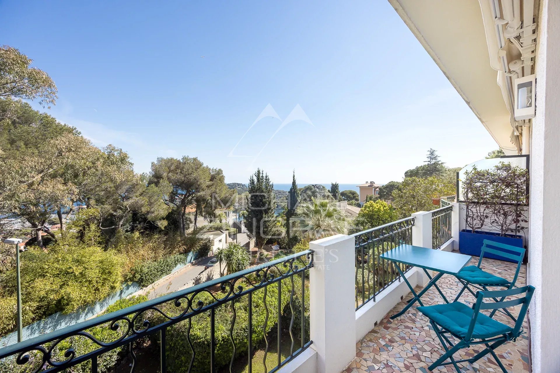 Saint-Jean-Cap-Ferrat – Penthouse rénové avec vue mer