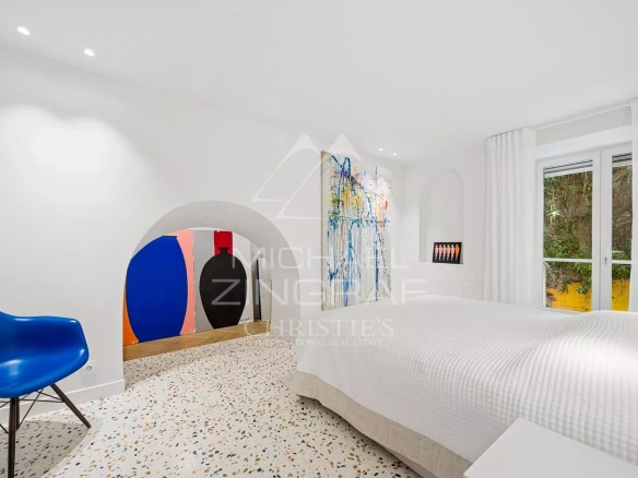 Room in an elegant apartment with modern decor and access to a garden, Menton.