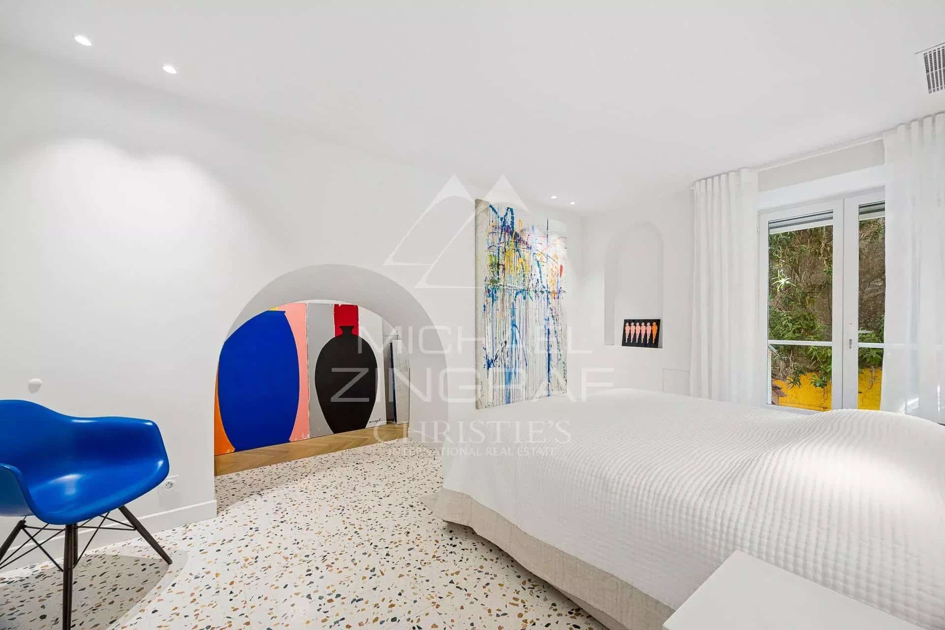 Elegant room in Menton Room in an elegant apartment with modern decor and access to a garden, Menton.