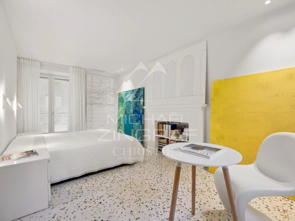 Modern room in an exceptional apartment in Menton, with contemporary decor and natural light.
