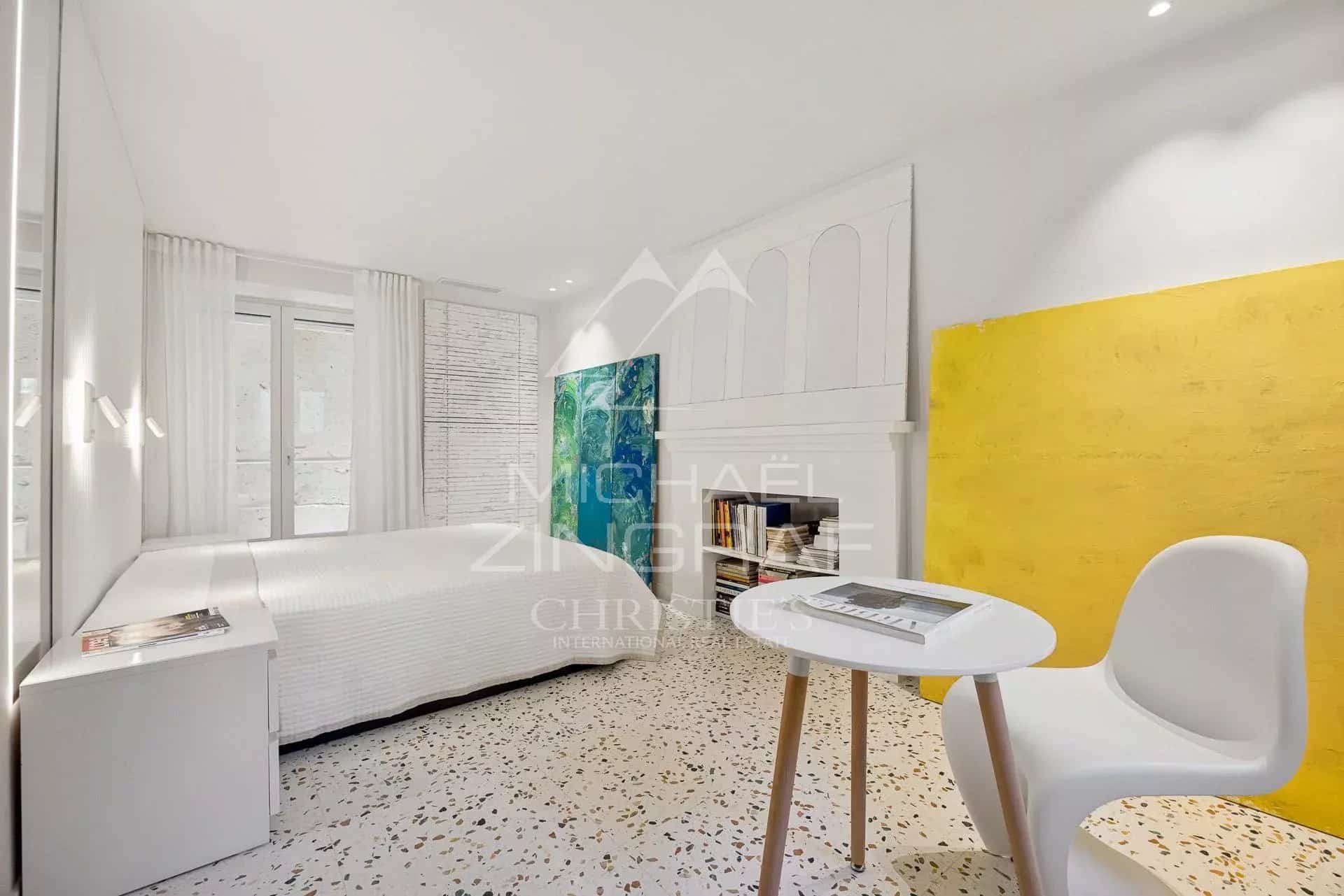 Apartment room in Menton Modern room in an exceptional apartment in Menton, with contemporary decor and natural light.