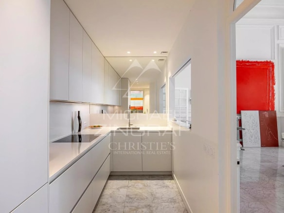 Modern and bright kitchen in a Belle Époque style apartment in Menton.