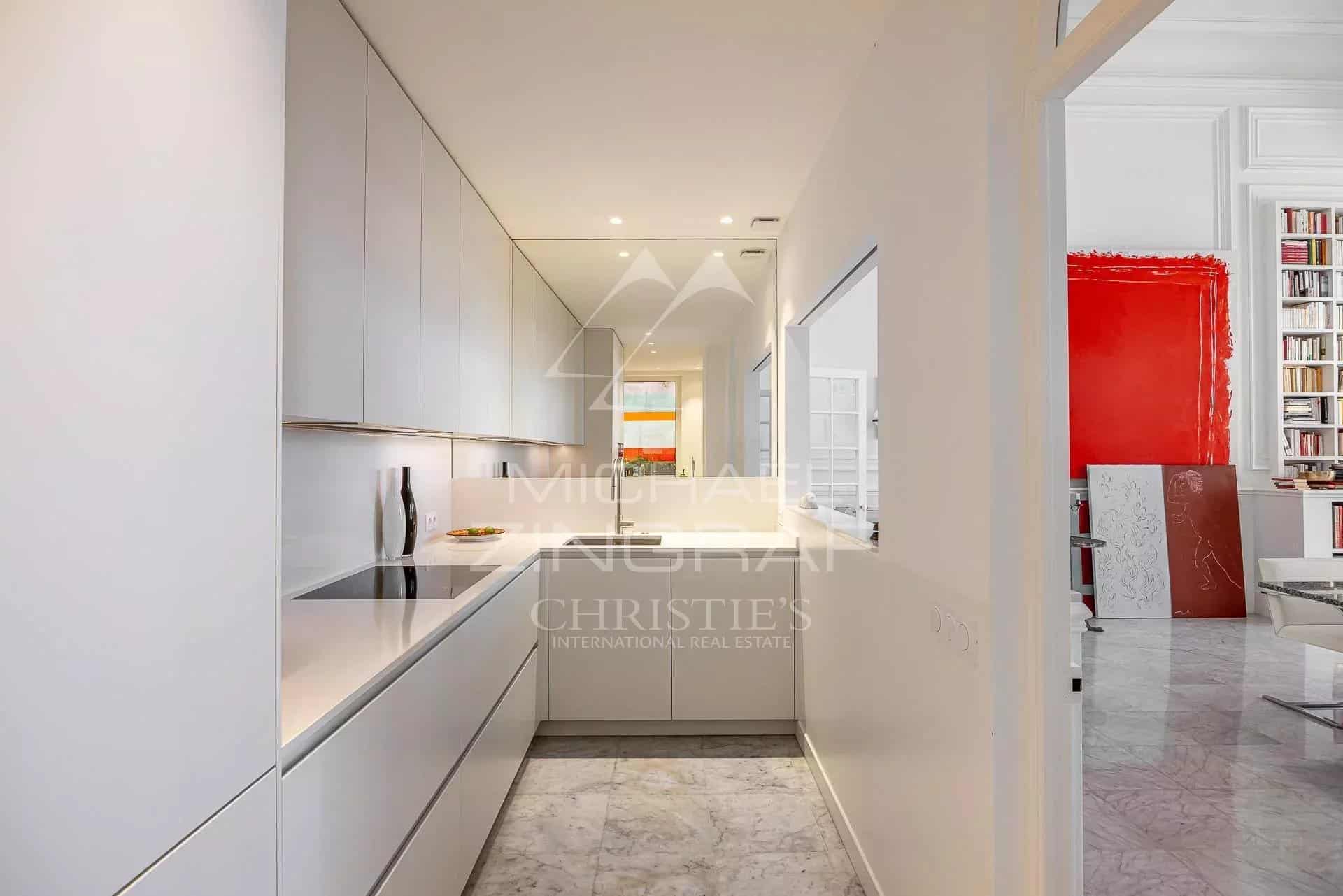 Kitchen of a Belle Époque apartment in Menton Modern and bright kitchen in a Belle Époque style apartment in Menton.
