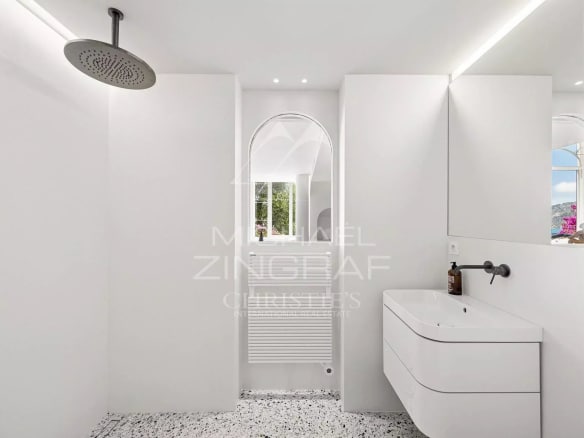 Modern bathroom with shower and sink in a Belle Époque style apartment in Menton.