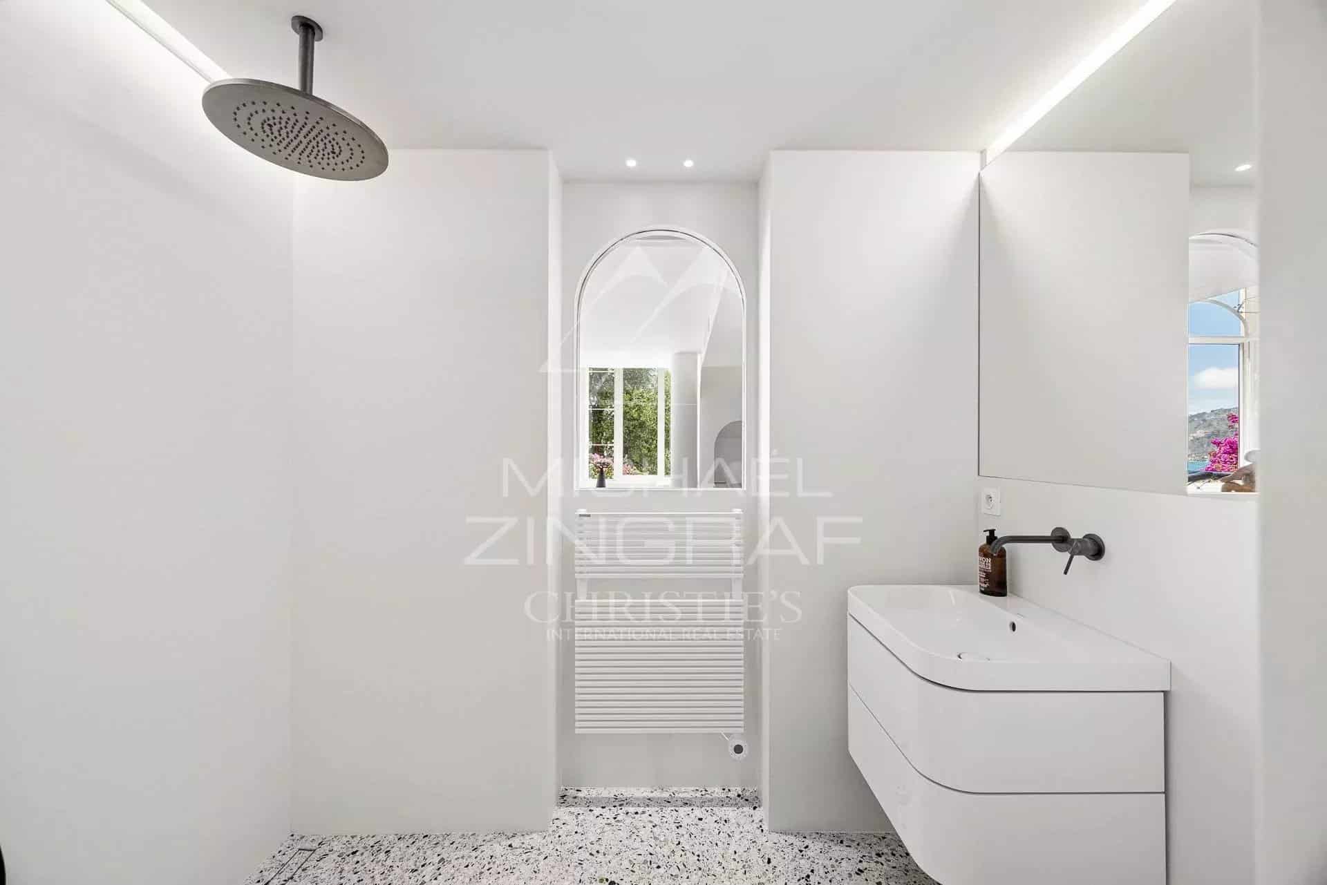 Modern bathroom in Menton Modern bathroom with shower and sink in a Belle Époque style apartment in Menton.