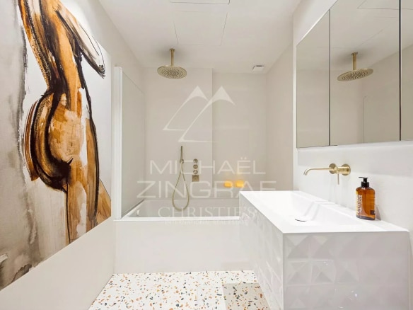 Modern bathroom with shower and sink in a Belle Époque style apartment in Menton.