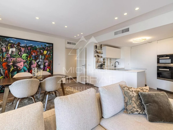 Intérieur d'un appartement moderne avec salon, cuisine ouverte et décoration contemporaine.