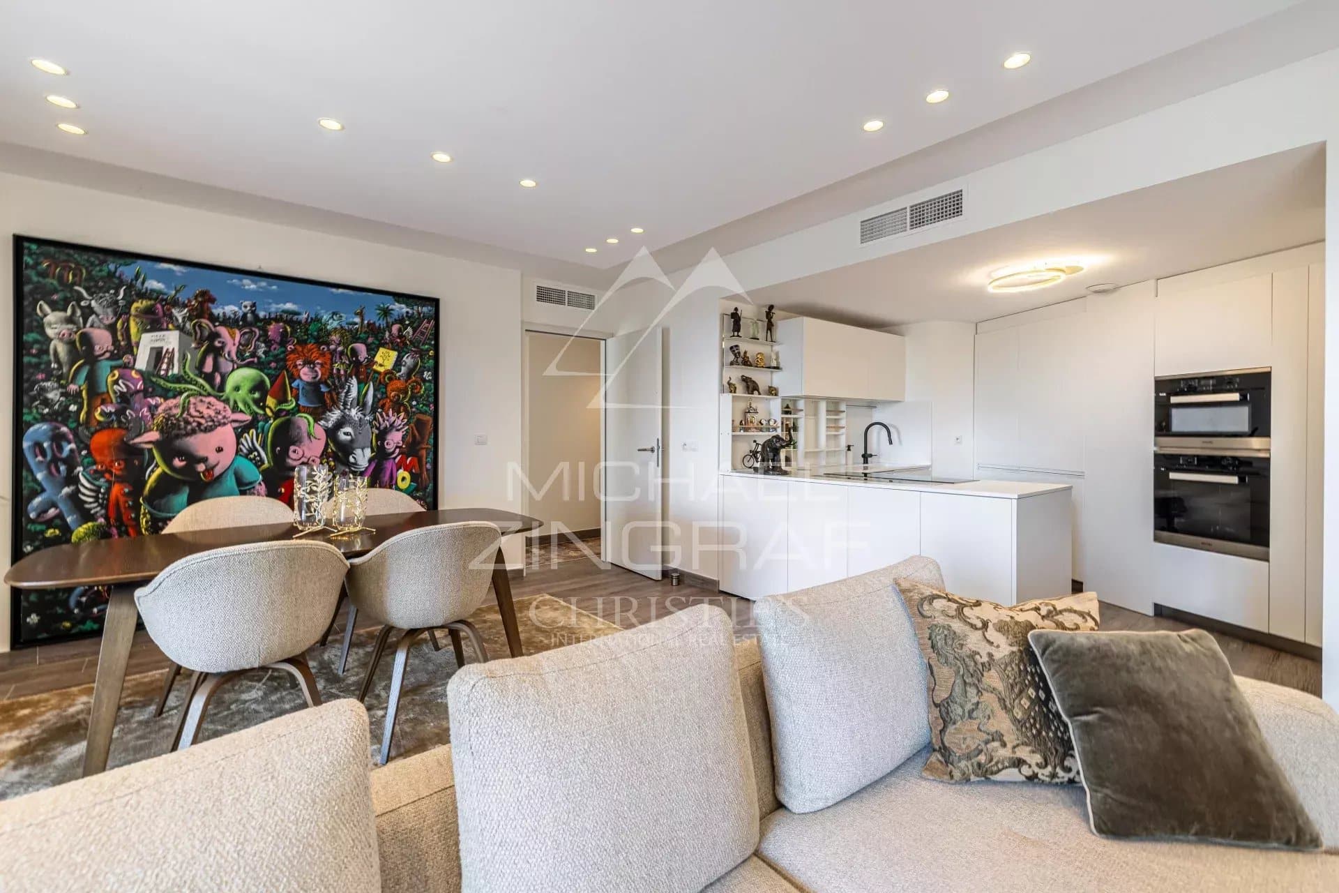 Appartement moderne à Èze Intérieur d'un appartement moderne avec salon, cuisine ouverte et décoration contemporaine.