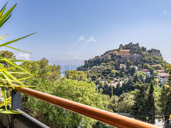 Vue sur le village médiéval d'Èze depuis un appartement avec terrasse.