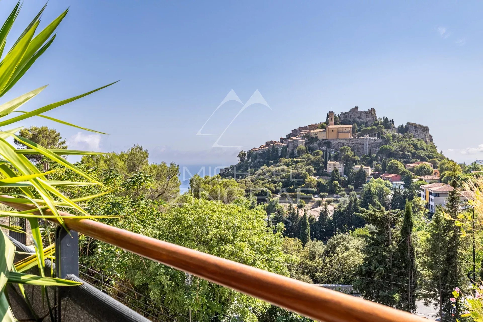 Vue d’Èze depuis un appartement Vue sur le village médiéval d'Èze depuis un appartement avec terrasse.