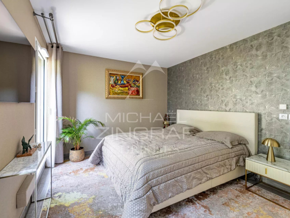 Chambre d'un appartement moderne avec lit double et décoration contemporaine à Èze.