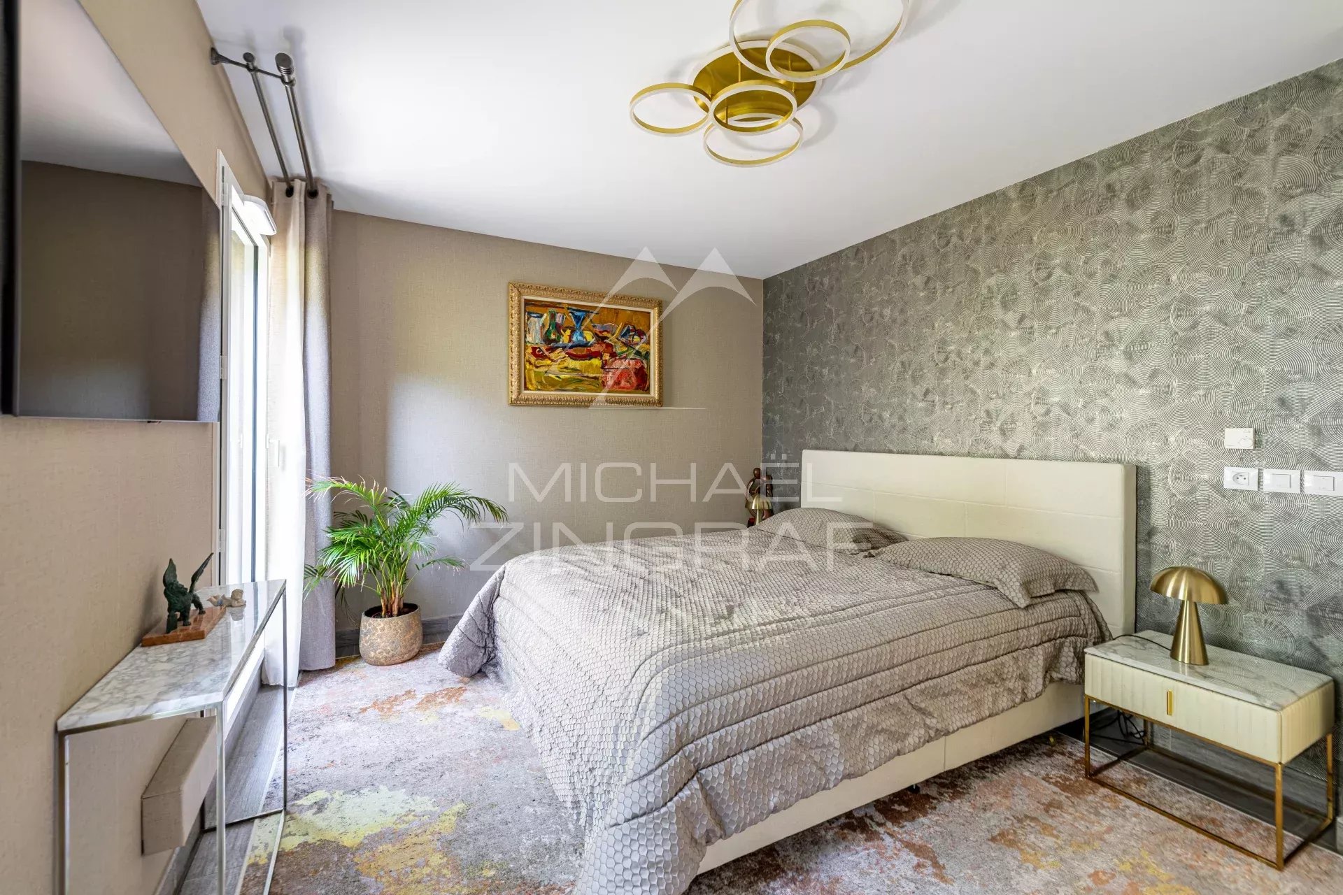 Chambre d’appartement à Èze Chambre d'un appartement moderne avec lit double et décoration contemporaine à Èze.