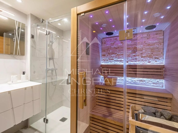 Salle de bain moderne avec sauna en bois et douche à l'italienne.