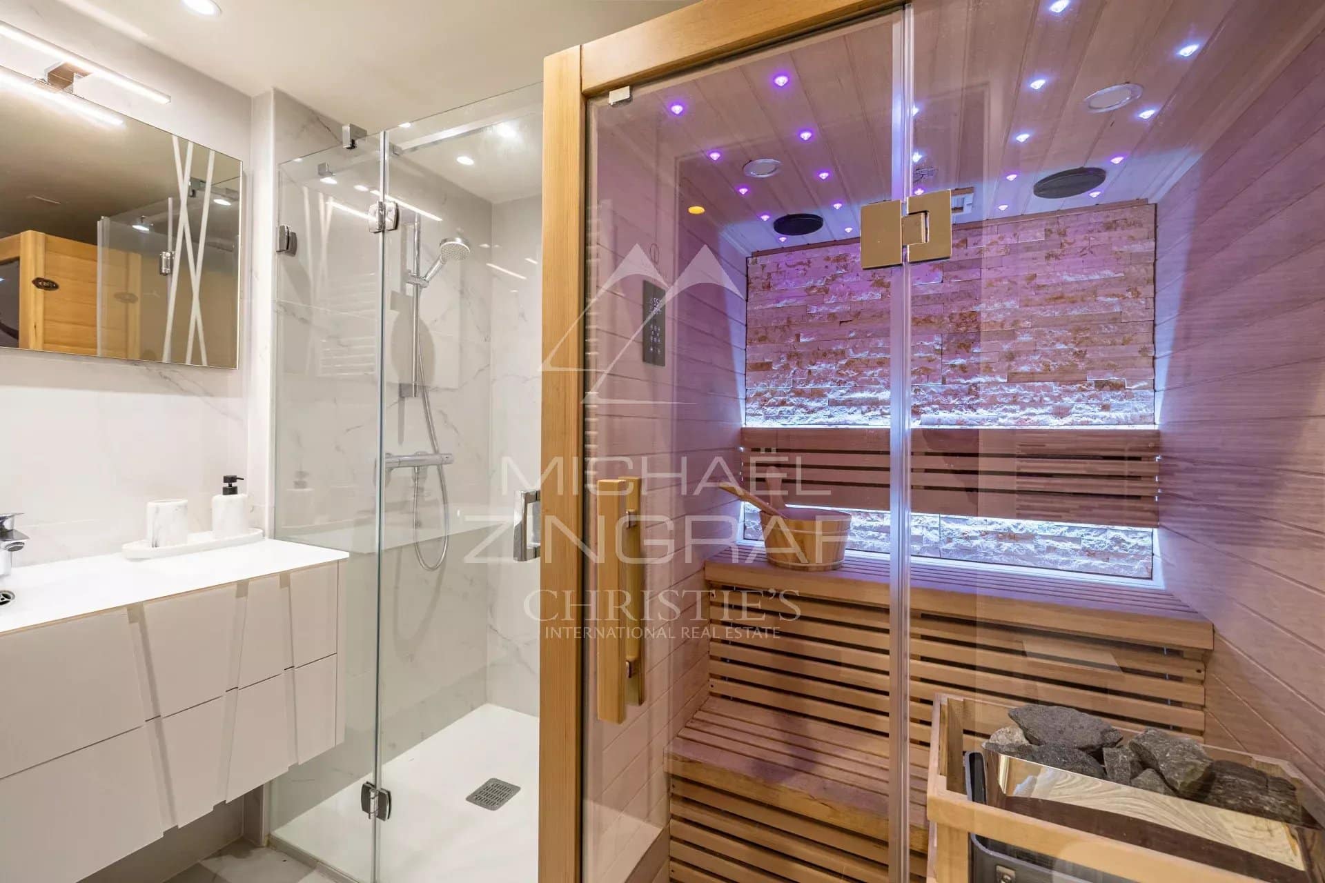 Salle de bain avec sauna à Èze Salle de bain moderne avec sauna en bois et douche à l'italienne.