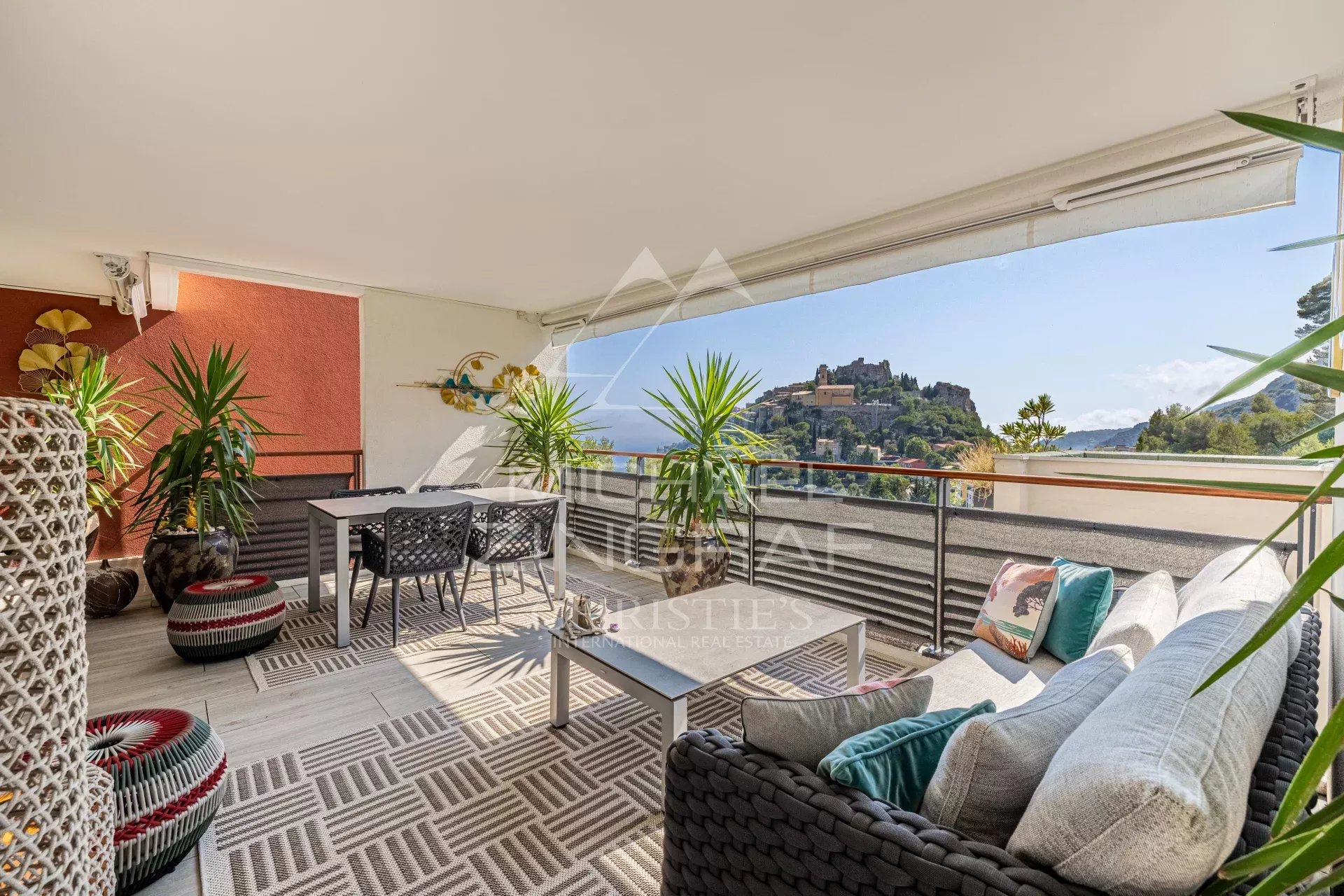 Terrasse de l’appartement à Èze Terrasse d'un appartement à Èze avec vue sur les collines et le château.