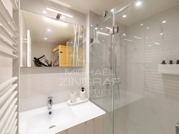 Salle de bain moderne avec douche et lavabo dans un appartement récent à Èze.