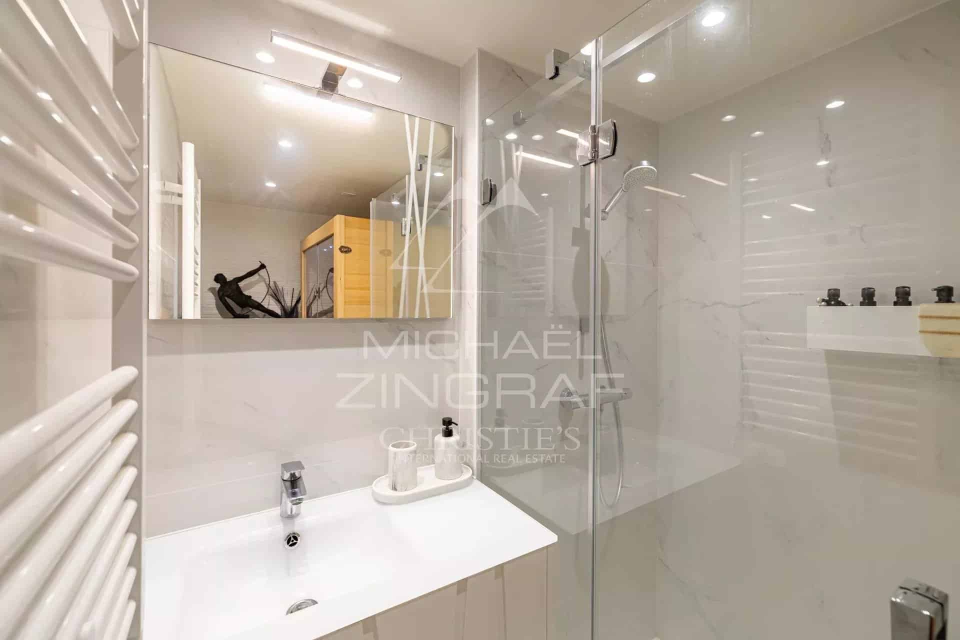 Salle de bain d’un appartement à Èze Salle de bain moderne avec douche et lavabo dans un appartement récent à Èze.