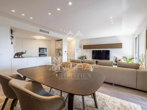 Intérieur d'un appartement moderne avec salon et salle à manger à Èze.