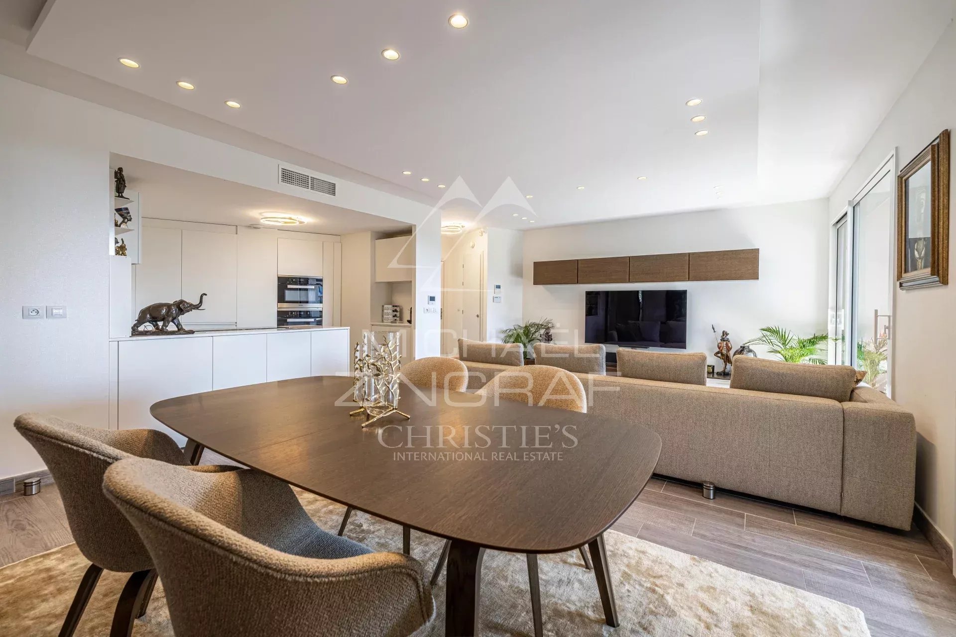 Appartement moderne à Èze Intérieur d'un appartement moderne avec salon et salle à manger à Èze.