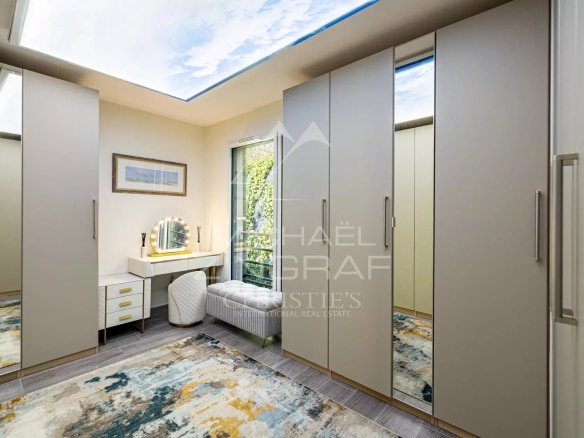 Intérieur d'un appartement moderne avec dressing et lumière naturelle à Èze.