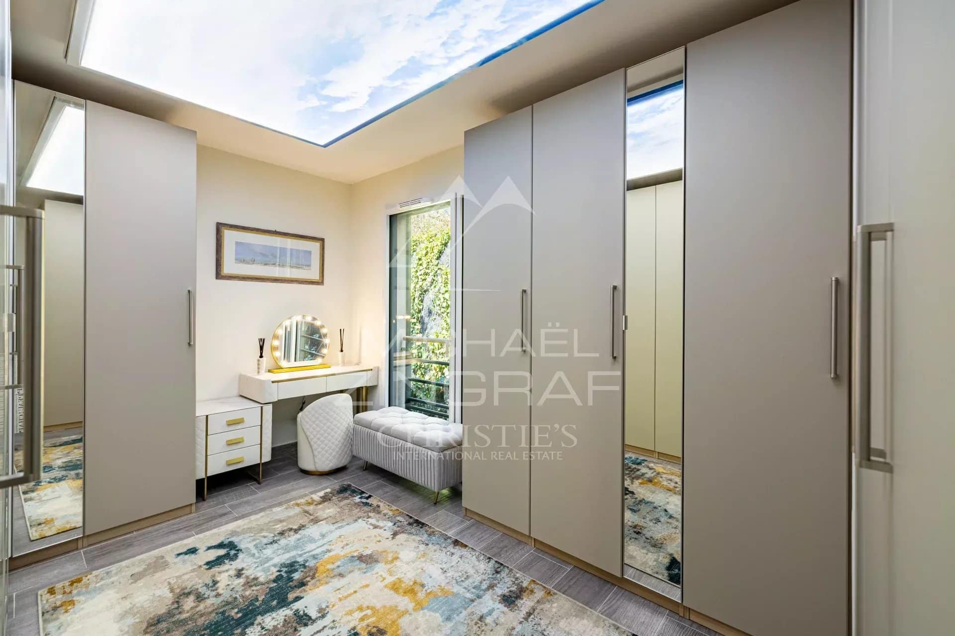Dressing d’un appartement à Èze Intérieur d'un appartement moderne avec dressing et lumière naturelle à Èze.