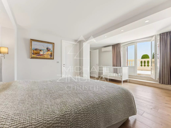 Spacious room in a duplex with sea view in Villefranche-sur-Mer.