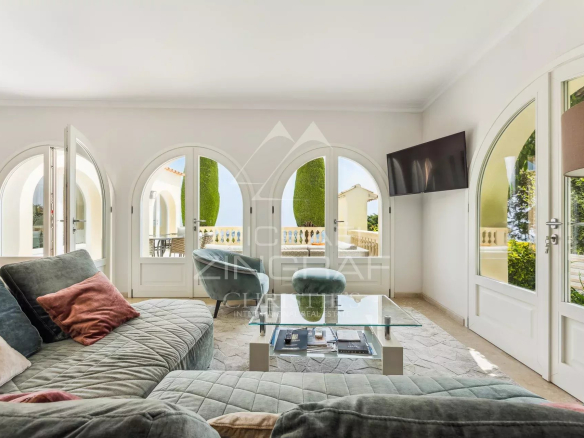 Interior of an Art Deco duplex with a spacious living room and sea view in Villefranche-sur-Mer.