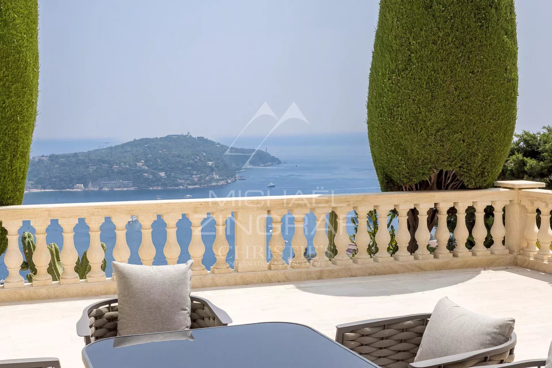 Terrace with panoramic views in Villefranche-sur-Mer Terrace with views of the sea and Cap Ferrat, surrounded by greenery.