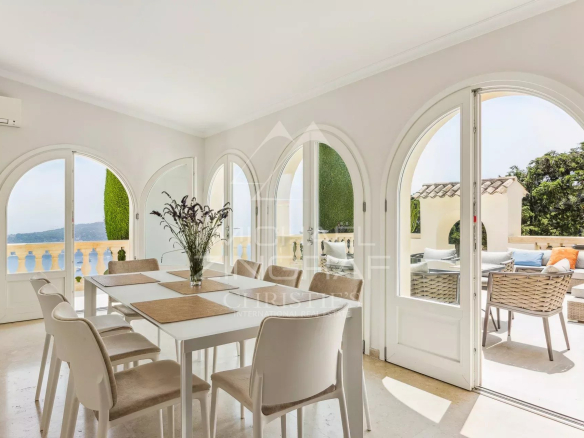 Bright dining room with sea view in a duplex in Villefranche-sur-Mer.