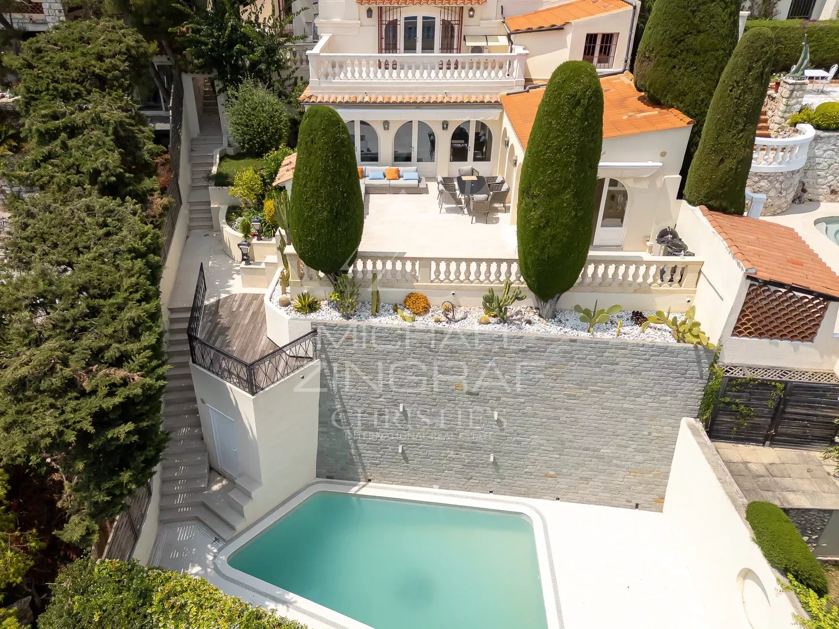 Duplex with swimming pool in Villefranche-sur-Mer Aerial view of a duplex with private pool in an Art Deco building in Villefranche-sur-Mer.
