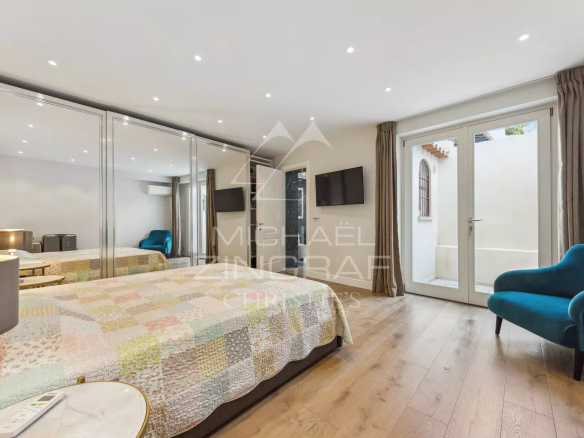 Room in a duplex with bed, mirror and access to the outside in Villefranche-sur-Mer.