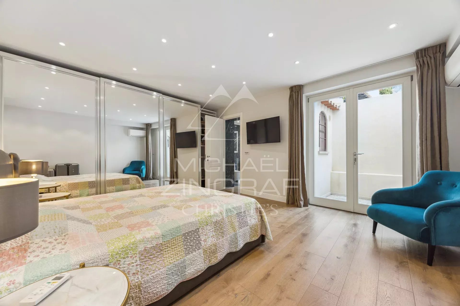 Duplex room in Villefranche-sur-Mer Room in a duplex with bed, mirror and access to the outside in Villefranche-sur-Mer.