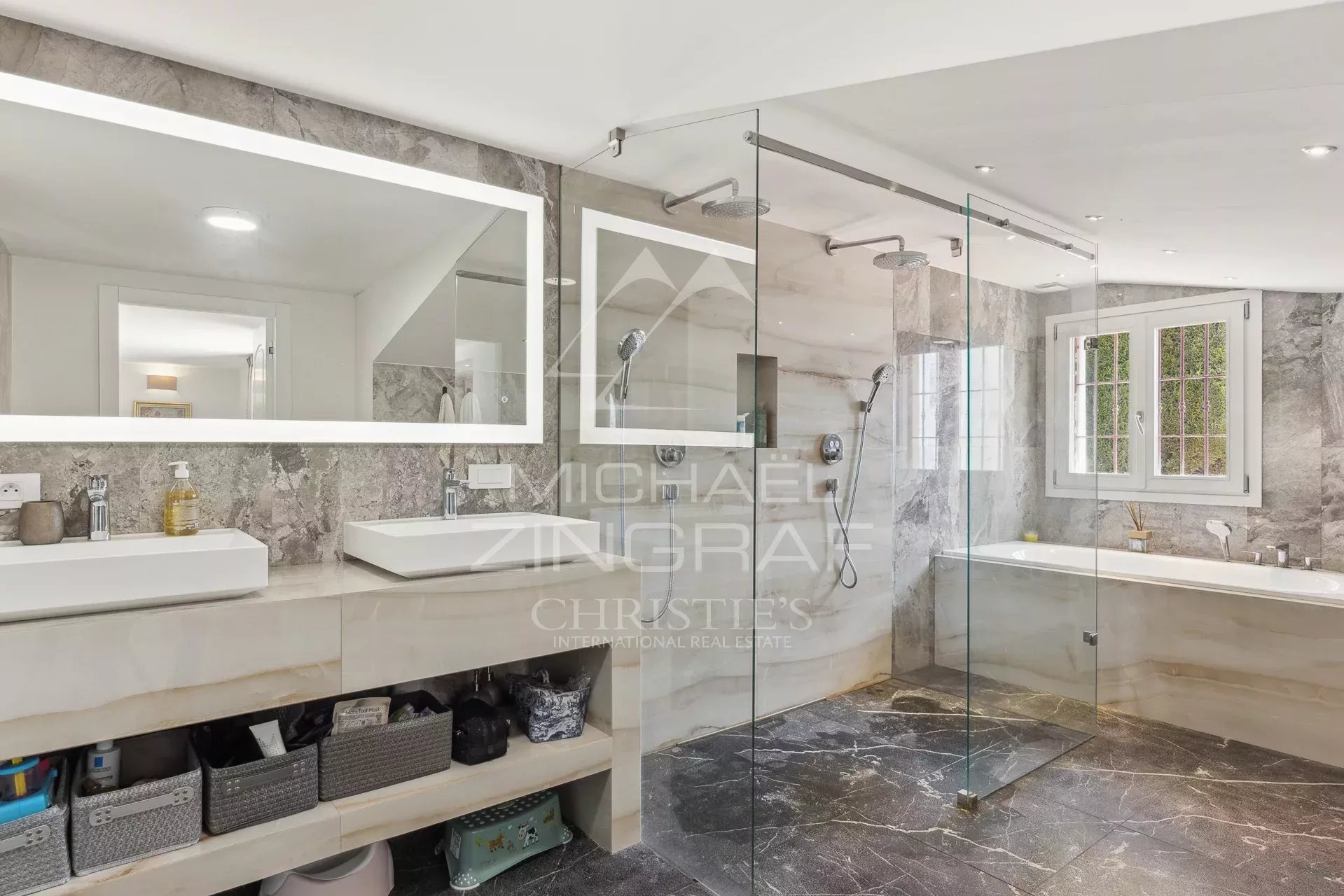 Bathroom of a duplex in Villefranche-sur-Mer Modern bathroom with glass shower and bathtub in a duplex apartment in Villefranche-sur-Mer.