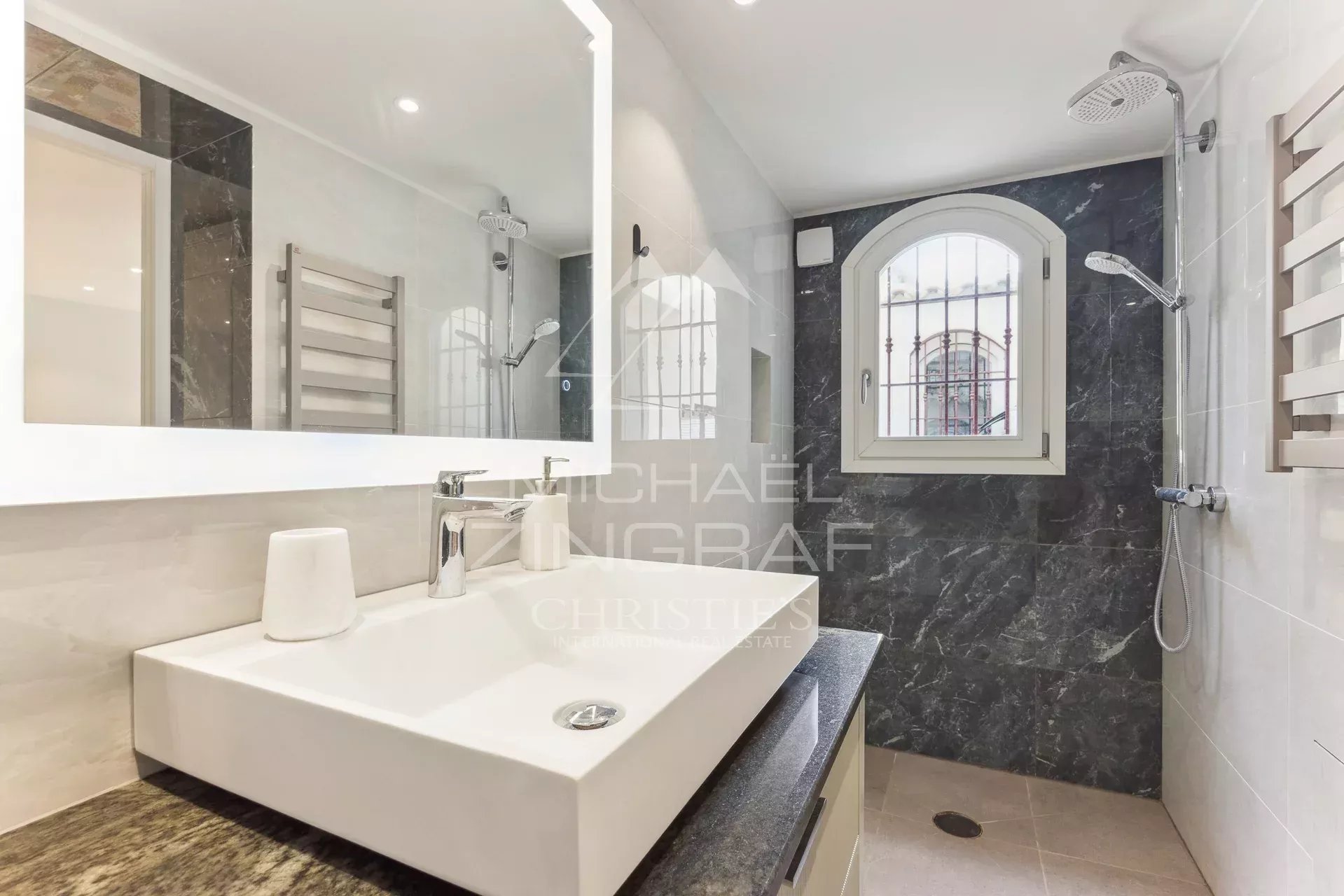 Duplex bathroom in Villefranche Modern bathroom with sink and shower in a duplex apartment in Villefranche-sur-Mer.