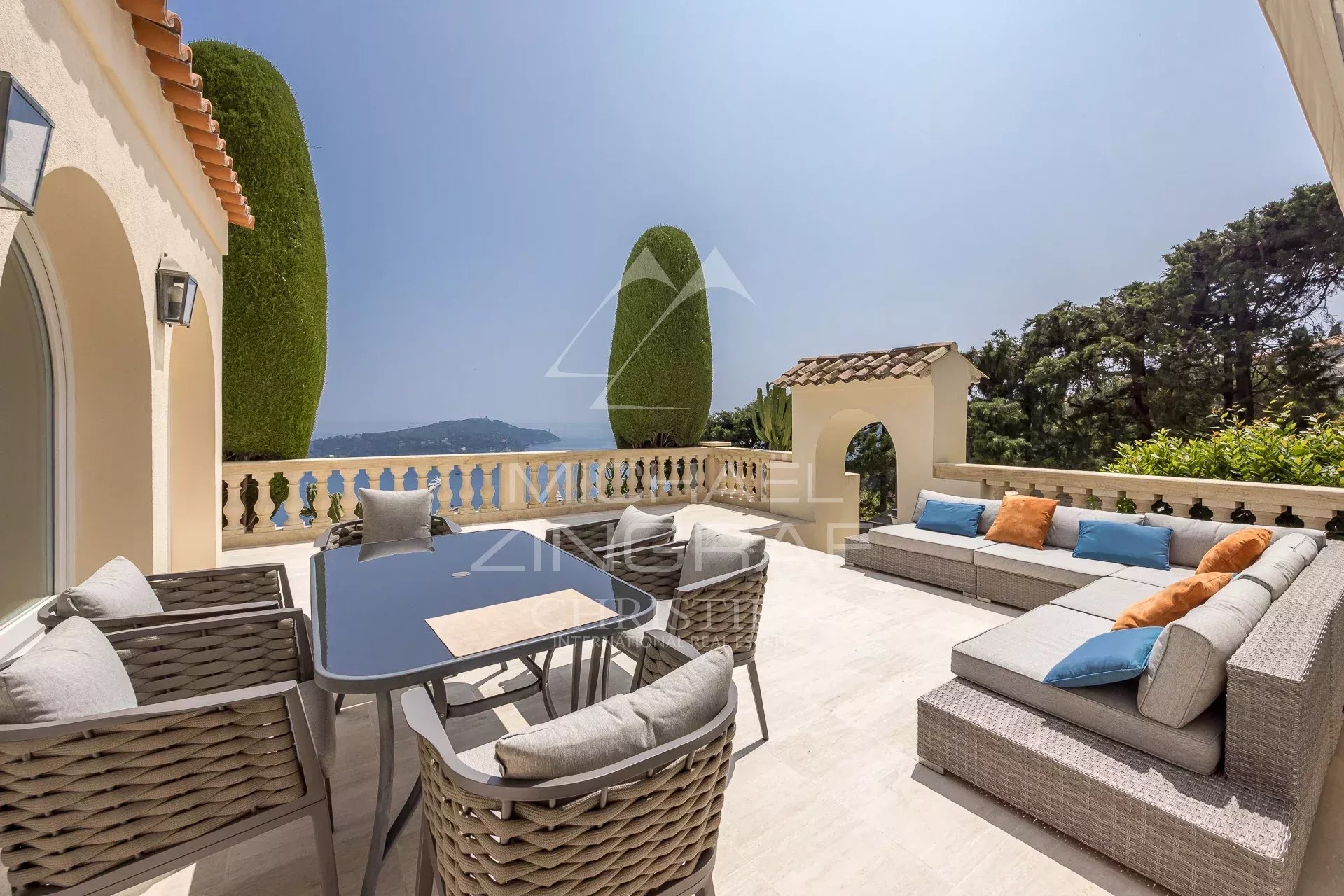Terrace with panoramic views in Villefranche-sur-Mer Terrace of a duplex with sea view and outdoor furniture in Villefranche-sur-Mer.