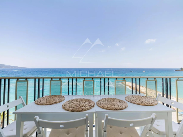 Terrasse d'un penthouse avec vue sur la mer à Roquebrune-Cap-Martin, table et chaises blanches.