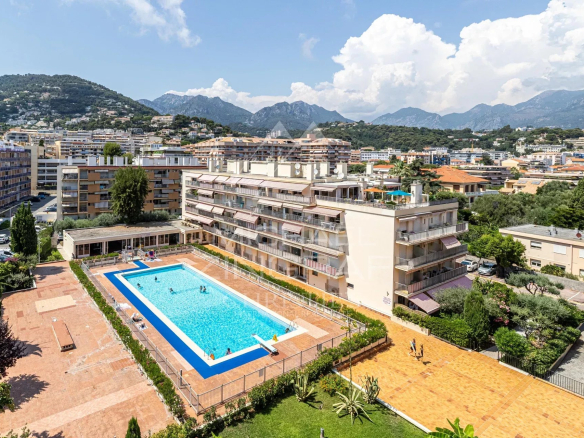 Vue panoramique d'une résidence avec piscine à Roquebrune-Cap-Martin.