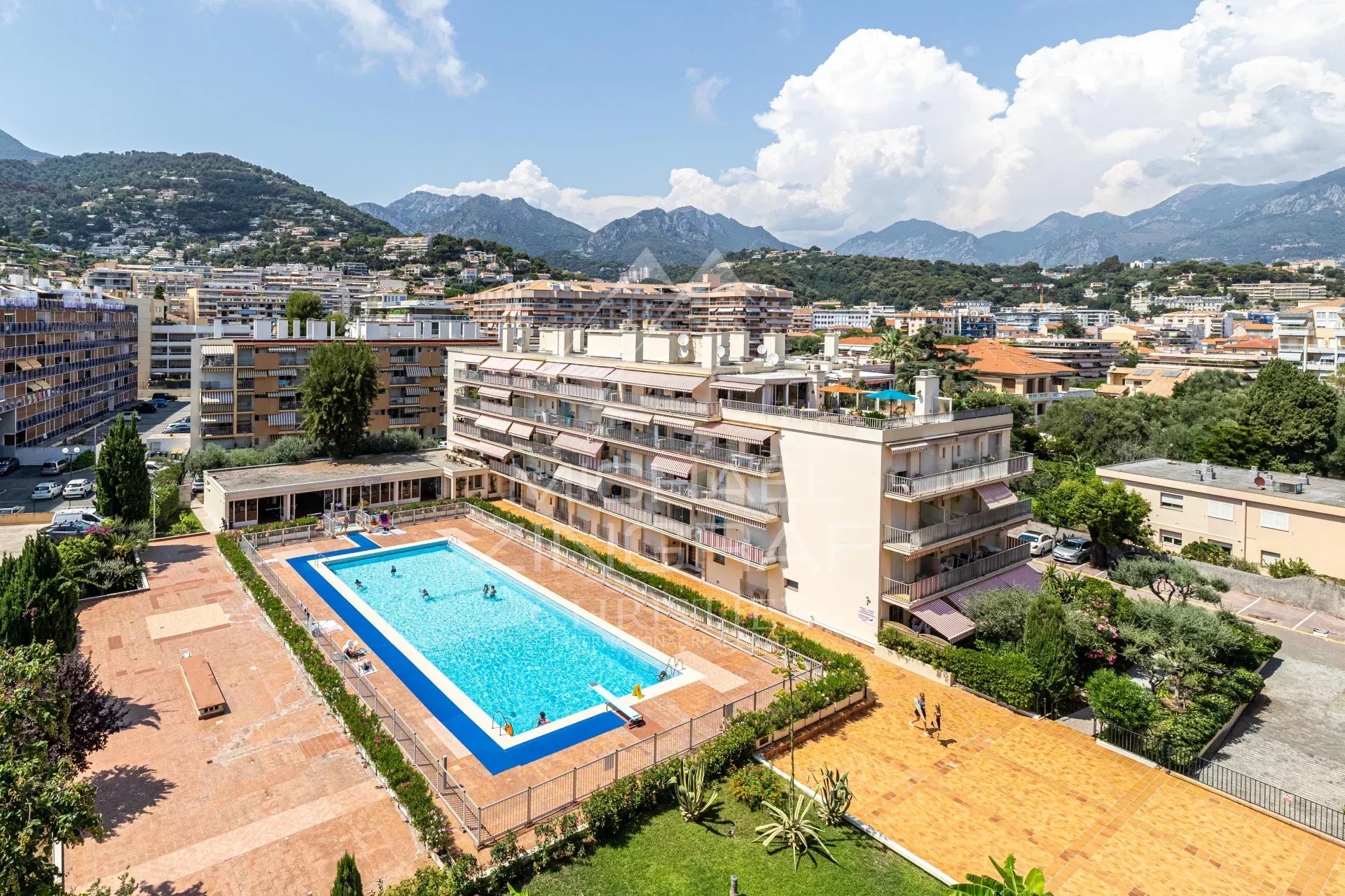 Penthouse avec vue mer à Roquebrune-Cap-Martin Vue panoramique d'une résidence avec piscine à Roquebrune-Cap-Martin.