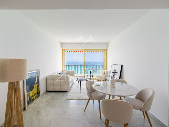 Intérieur d'un penthouse à Roquebrune-Cap-Martin avec vue sur la mer, salon et salle à manger modernes.